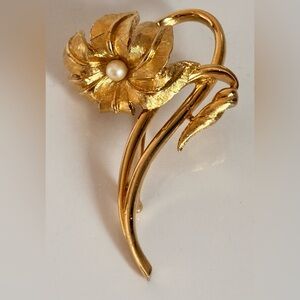Boucher Gold Flower Elegant Vintage Brooch Pin